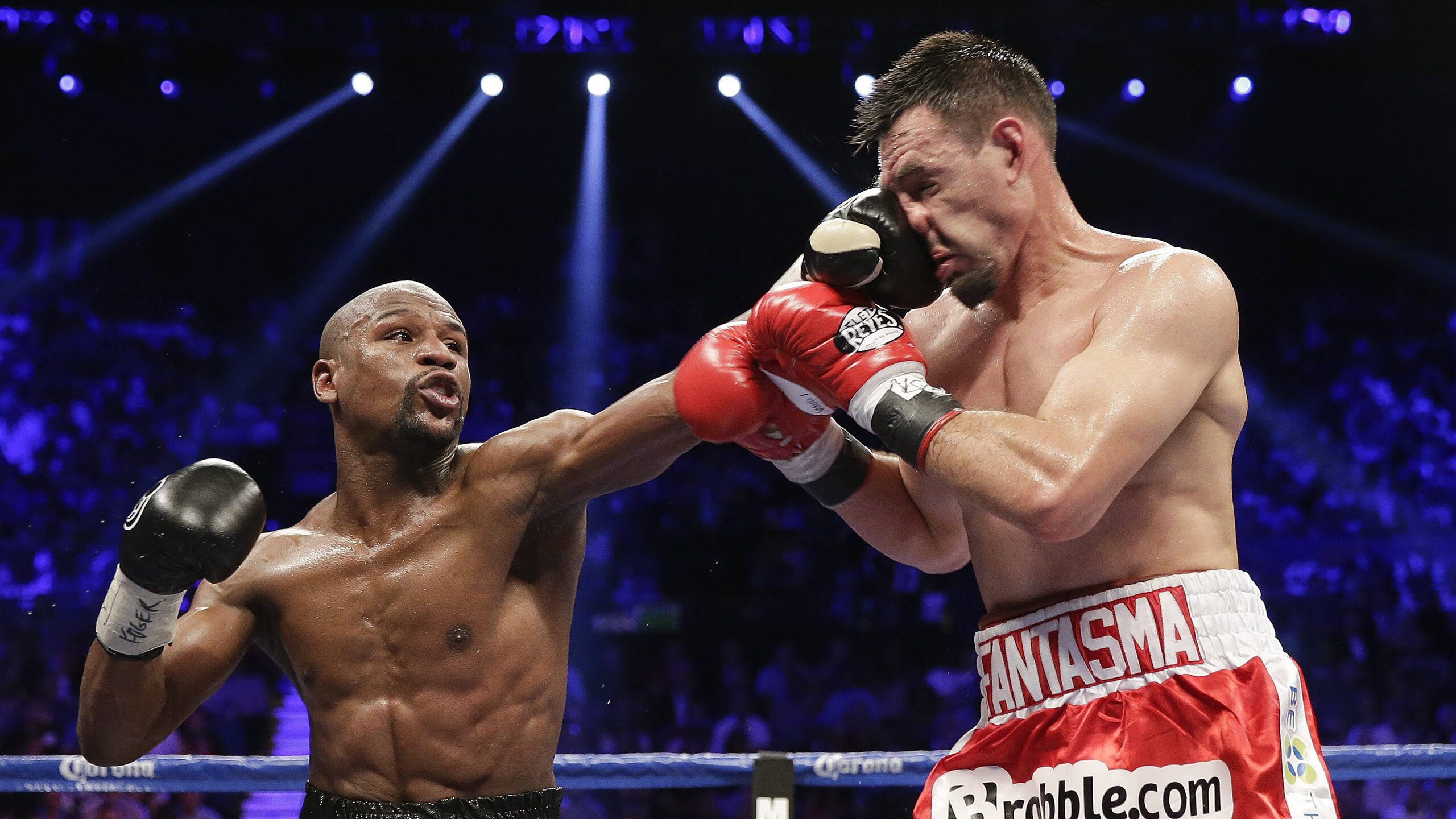 “泥泞冲刺：雨后赛道上的疯狂追逐”，雨后泥泞的路