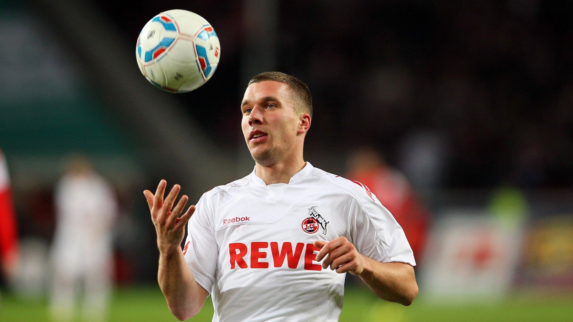 德国骑手吉尔·托马斯在2024年国际马术联合会障碍赛世界巡回赛中以“Bella”马匹获得个人第六名，表现出色。